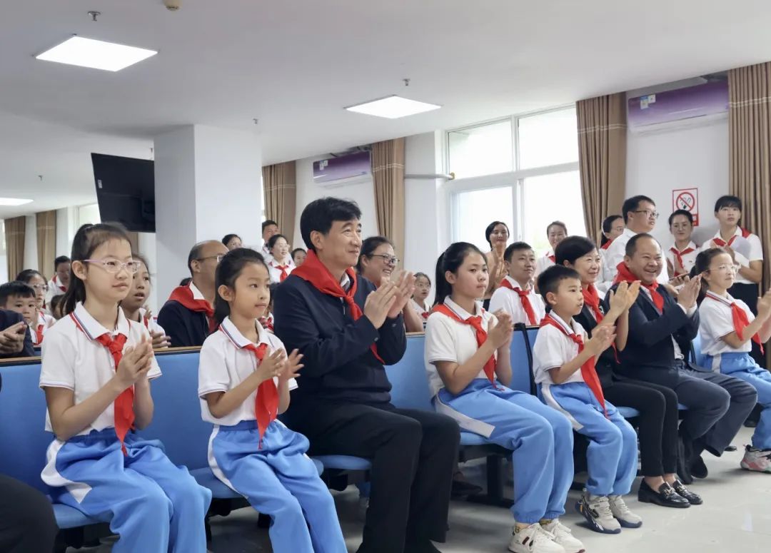 杜建輝參加少先隊(duì)入隊(duì)儀式并檢查高考準(zhǔn)備工作時(shí)強(qiáng)調(diào) 全社會(huì)共同營(yíng)造良好環(huán)境 護(hù)航全市廣大學(xué)子快樂(lè)成長(zhǎng)平安高考